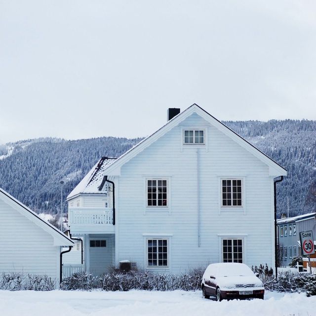 Hvitt hus og garasje i snø