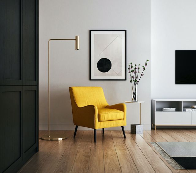 Lesekrok med gul stol og hvite vegger