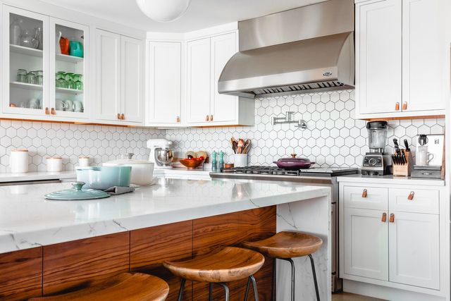 Lyst kjøkken med hvite hexagonfliser